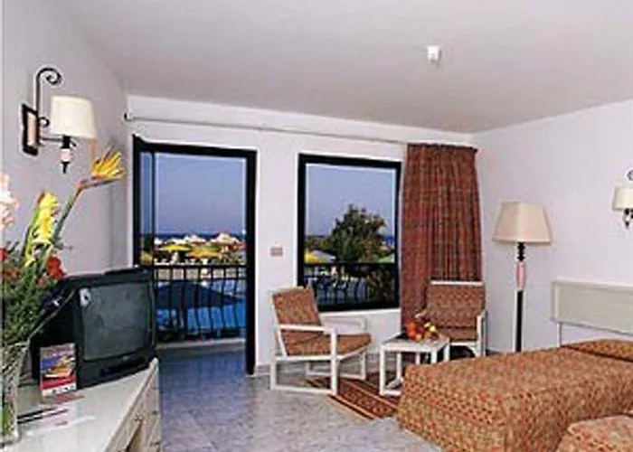Отель Holiday - Palace 4*