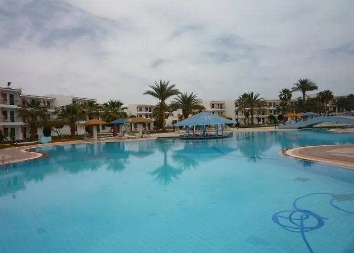Отель Holiday - Palace