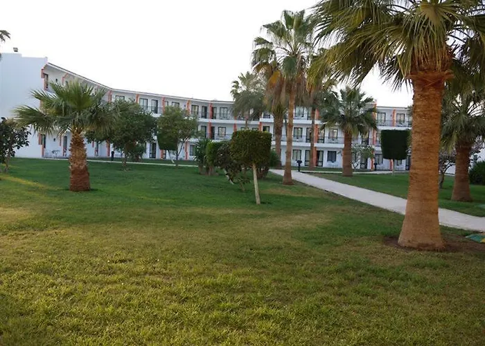 Отель Holiday - Palace