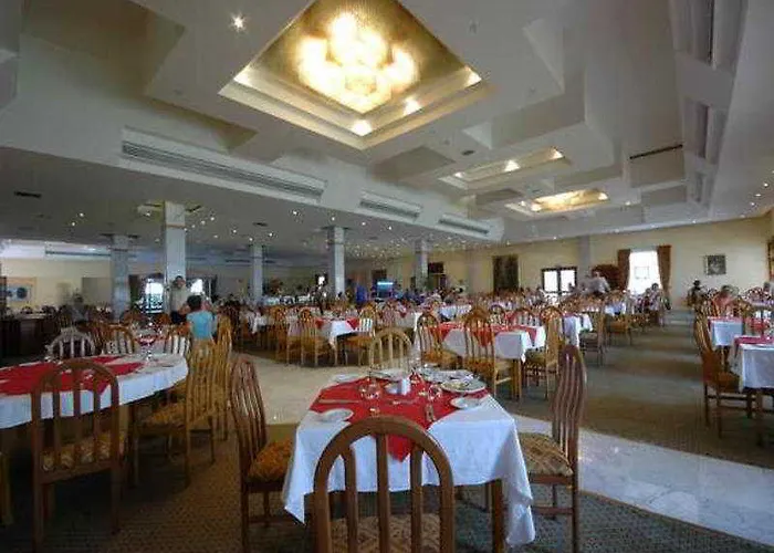 Отель Holiday - Palace 4*